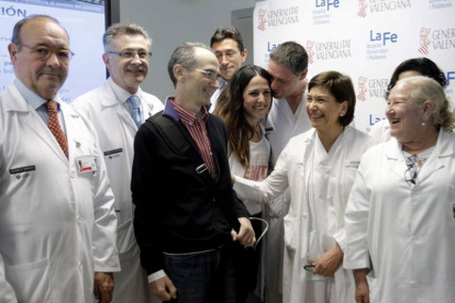 Vicente Sorribes, en el centro, primer paciente de la Comunidad Valenciana al que se le ha implantado un corazón mecánico junto al equipo médico que le intervino.