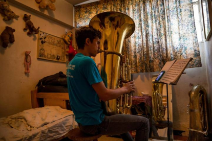 El joven Emmanuel Fuentes, integrante de la Orquesta Sinfónica José Francisco del Castillo, toca la tuba. MIGUEL RODRÍGUEZ
