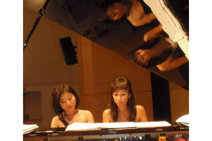 El dúo de pianistas Fan Mo y Midori Eto.