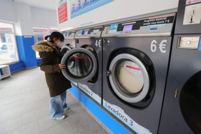 Una de las lavanderías autoservicio que hay en Ponferrada. L. DE LA MATA