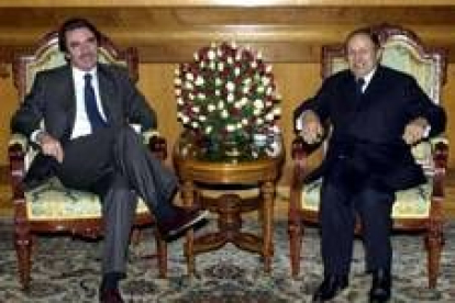 José María Aznar y Abdelaziz Bouteflika, ayer, en Argel
