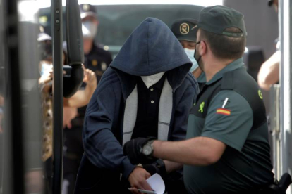 Uno de los tres detenidos encarcelados por el crimen de Samuel Luiz es escoltado de vuelta a la cárcel de Texeiro tras declarar ante el juez del Juzgado de Instrucción número 8 de A Coruña. EFE/ Cabalar