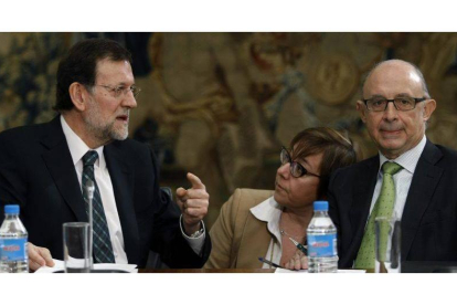 Rajoy, junto al ministro de hacienda, Cristobal Montoro.