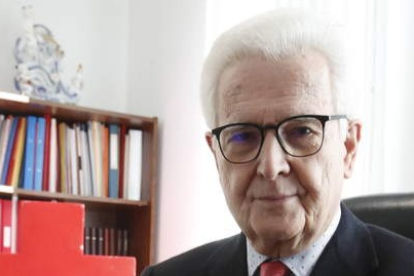 undefinedJosé Varela Rodríguez, en el despacho de la presidencia autonómica en la sede de León. RAMIRO