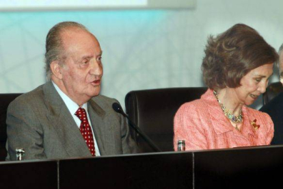 Los Reyes de España, Juan Carlos y Sofía, durante la ceremonia de entrega de las becas de la Caixa, hoy en Barcelona.