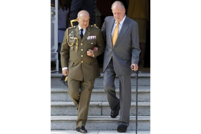 El Rey, acompañado del general Antonio de la Corte, el pasado día 19 de agosto, en la Zarzuela.