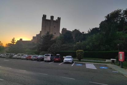 Imagen de los aparcamientos con el castillo al fondo. DL