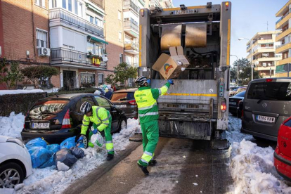 Operarios del servicio de limpieza retiran los cubos de basura de las calles de Madrid. RODRIGO JIMÉNEZ