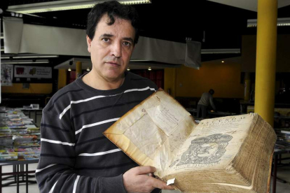Antonio Regil con el ejemplar de la ‘Suma Teológica’ de Santo Tomás de Aquino, fechada en 1581, que rescató de la basura. J. CASARES
