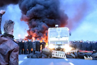 Protesta contra la reforma laboral en Douchy-les-Mines, al norte de Francia. El Gobierno se plantea prohibir las manifestaciones por la seguridad de la Eurocopa