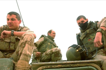 Soldados españoles en Najaf (Irak), el 17 de abril del 2004.