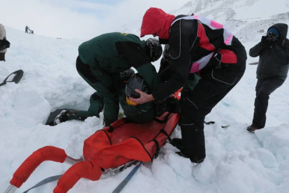Ejercicios de rescate de heridos en la montaña. DL