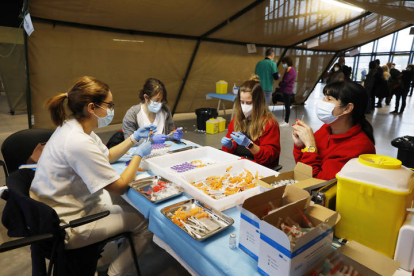 Enfermeras preparan las vacunas en el Palacio de Exposiciones. MACIANO PÉREZ