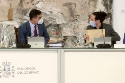 Pedro Sánchez y Pablo Iglesias durante un Consejo de Ministros en la Moncloa. JOSÉ MARÍA CUADRADO JIMÉNEZ