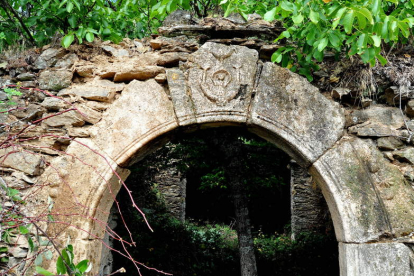 López sostiene que el relieve situado en el arco de entrada no es un simple escudo, sino una representación masónica del Santo Grial. DL