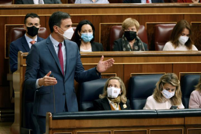 El presidente del Gobierno, Pedro Sánchez (i) interviene durante la sesión de control al Gobierno este miércoles en el Congreso.  JAVIER LIZÓN