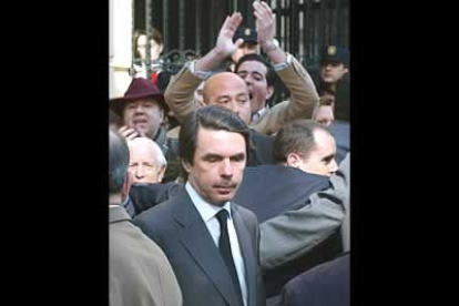 Aznar, con gesto muy serio (es la última vez que vota como presidente) recogió las papeletas de voto, mientras que Ana Botella no dejó de llorar todo el tiempo que permaneció en el colegio electoral.