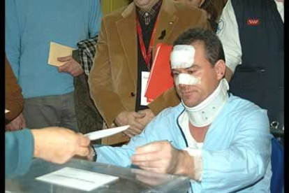 Cayetano Abad Escolar, víctima de los antentados del 11M quiso acudir a votar al colegio de Santa Eugenia en Madrid. Acudió en ambulancia desde el hospital en donde se recupera de las heridas.
