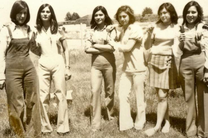 Imagen de hace décadas de un grupo de jóvenes mujeres de Zuares del Páramo. DL
