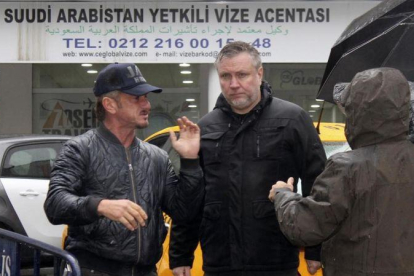 Sean Penn, en las calles de Estabul, con el equipo de grabación.
