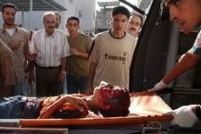 Un joven de 13 años, herido en los bombardeos, es trasladado al hospital