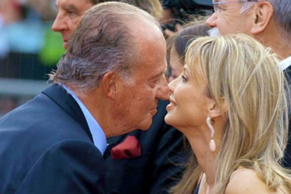 El rey Juan Carlos saluda a Corinna Larssen. DL