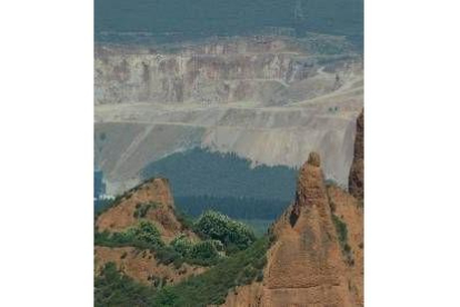 La cantera de Catisa entre dos picachos de Las Médulas