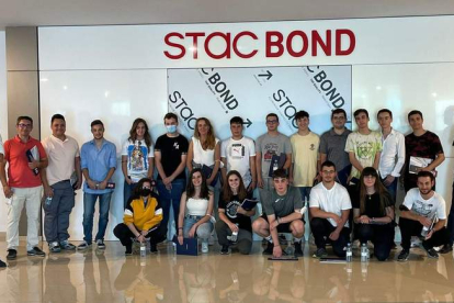 Grupo de estudiantes de ingeniería que visitaron las instalaciones de Stac en La Rozada. DL