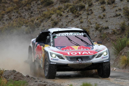 El piloto francés Sebastien Loeb y su copiloto Daniel Elena conducen su Peugeut durante la quinta etapa del Rally Dakar 2017, entreTupiza y Oruro .