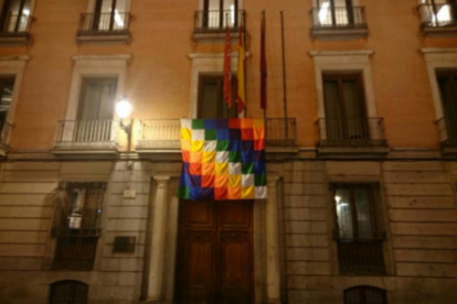 La bandera indígena que exhibe la Junta Municipal de Centro del Ayuntamiento de Madrid.