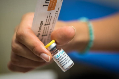 Un sanitario prepara una dosis de Imvanex, vacuna usada contra la viruela del mono, en el centro municipal Edison, ayer en París. CHRISTOPHE PETIT TESSON