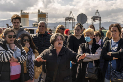 La hermana del marinero ahogado junto a la mujer y la hija del desaparecido. ROMÁN G. AGUILERA