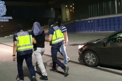 La Policía Nacional detiene a un presunto terrorista que se ocultaba en España tras huir de Marruecos.