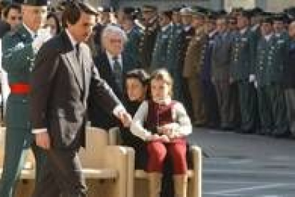 Aznar pasa por delante de la madre y la hija del guardia civil muerto en un atentado en Irak