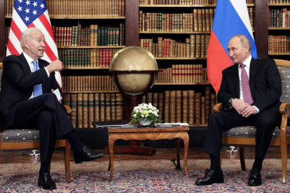 La esperada cumbre Putin-Biden comenzó con una imagen que inspiraba poder e historia, rodeados de libros con historia. M. METZEL/KREMLIN