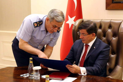 El general Ozturk conversa con el primer ministro Davutoglu.