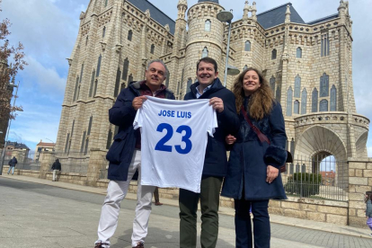 Mañueco, junto a Ester Muñoz, respalda en Astorga al candidato de su partido José Luis Nieto. RAMIRO