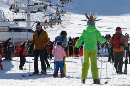 La estación de San Isidro atrajo a casi 7.000 esquiadores en tres días. DL