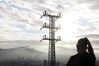 Un hombre observa la red eléctrica de Bilbao. LUIS TEJIDO
