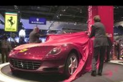 El presidente de Ferrari, Luca di Montezemolo y el diseñador Sergio Pininfarina descubren un modelo de <b>Ferrari 612</b>.