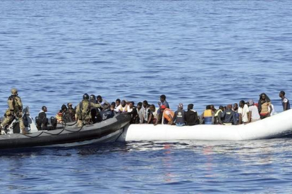 magen de archivo del rescate de un grupo de inmigrantes en el Mediterráneo a cargo de marinos británicos, el 28 de octubre del 2015.
