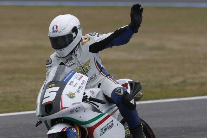 Fenati saluda tras imponerse en la categoría de Moto3.