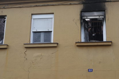 La ventana, totalmente quemada, por la que sacó a su vecina. ANA F. BARREDO