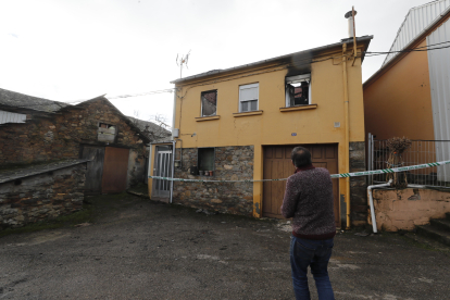 Antonio Cachón, jubilado de 67 años, señala la ventana por la que sacó a su vecina entre las llamas. ANA F. BARREDO