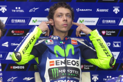 Rossi se aprieta los tapones en los oídos antes de ponerse el casco en Jerez