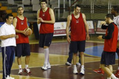 Javier de Grado espera contar con una plantilla competitiva para la próxima temporada.