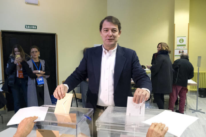 El presidente de la Junta de Castilla y León, Alfonso Fernández Mañueco, vota en Salamanca