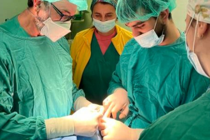 El jefe de Dermatología del Hospital de León, Manuel Ángel Rodríguez Prieto, a la izquierda, opera un cáncer de piel junto a su equipo. DL