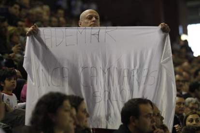 Un aficionado exhibe una pancarta con el popular lema del Liverpool inglés de fútbol.