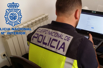 Un agente del Cuerpo Nacional de Policía revisa un ordenador. DL